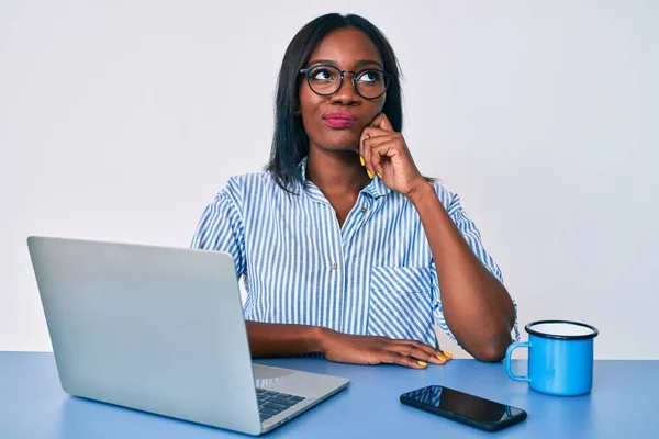 Jovem Afro Americana Trabalhando Escritório Com Laptop Pensando Concentrou Dúvida — Fotografia de Stock