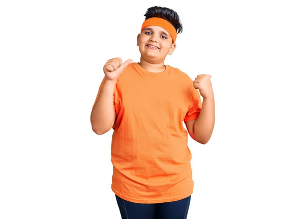 小男孩穿着运动服 手举着大拇指 背对着后面 带着自信的微笑 — 图库照片