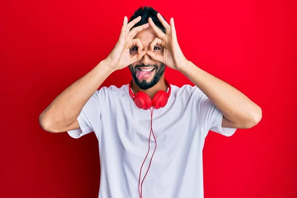 Jovem Com Barba Ouvindo Música Usando Fones Ouvido Fazendo Gesto — Fotografia de Stock