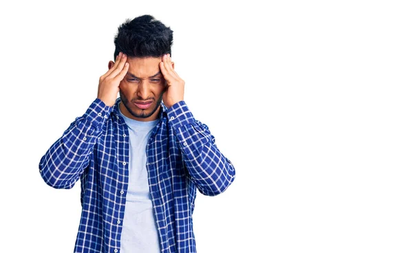 Bello Latino Americano Giovane Uomo Che Indossa Camicia Casual Che — Foto Stock