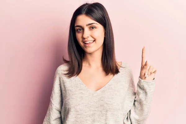 Menina Bonita Nova Vestindo Camisola Casual Sorrindo Com Uma Ideia — Fotografia de Stock