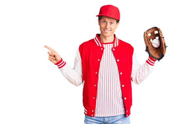 Jovem Homem Bonito Vestindo Uniforme Beisebol Segurando Golve Bola Sorrindo — Fotografia de Stock