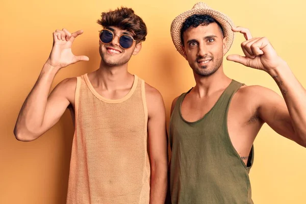 Jovem Casal Gay Vestindo Roupas Verão Sorrindo Gestos Confiantes Com — Fotografia de Stock