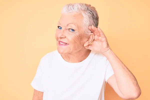 Mulher Bonita Sênior Com Olhos Azuis Cabelos Grisalhos Vestindo Tshirt — Fotografia de Stock