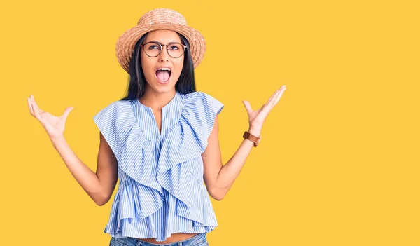 Junge Schöne Lateinische Mädchen Mit Sommermütze Und Brille Verrückt Und — Stockfoto