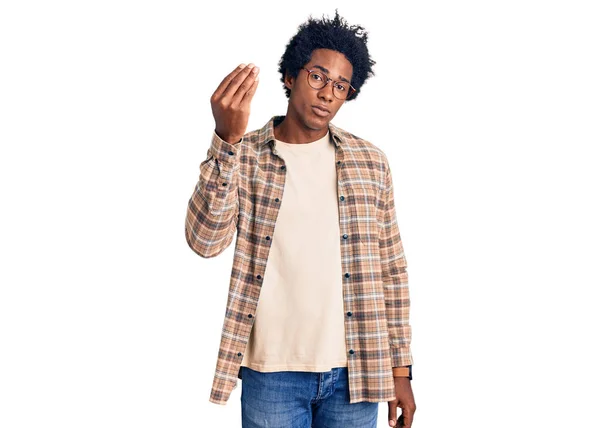 Bonito Homem Africano Americano Com Cabelo Afro Vestindo Roupas Casuais — Fotografia de Stock