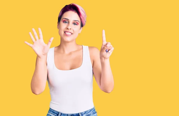 Giovane Bella Donna Con Capelli Rosa Che Indossa Abiti Casual — Foto Stock