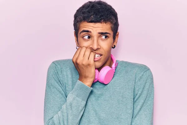 Giovane Uomo Africano Amercian Ascoltare Musica Utilizzando Cuffie Cercando Stressato — Foto Stock