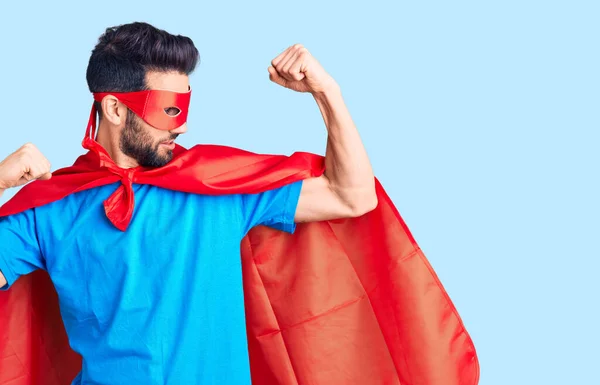 Homem Bonito Jovem Com Barba Vestindo Traje Super Herói Mostrando — Fotografia de Stock