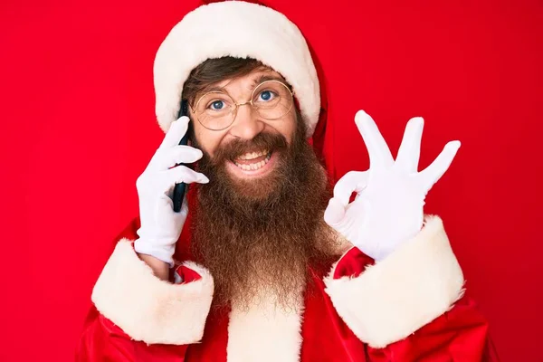 Snygg Ung Röd Huvud Man Med Långt Skägg Bär Santa — Stockfoto