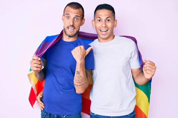 Joven Gay Pareja Dos Hombres Sosteniendo Arco Iris Lgbtq Bandera — Foto de Stock