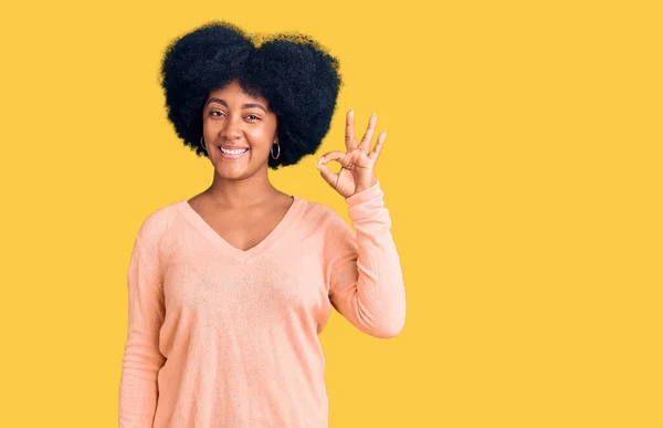 Menina Afro Americana Jovem Vestindo Roupas Casuais Sorrindo Positivo Fazendo — Fotografia de Stock