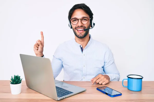 Hombre Hispano Guapo Trabajando Oficina Con Auriculares Operador Sonriendo Con — Foto de Stock
