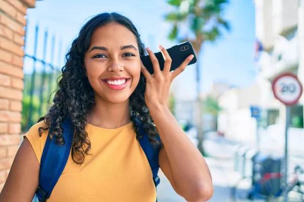 Ung Afrikansk Amerikansk Student Flicka Lyssnar Ljud Meddelande Med Hjälp — Stockfoto