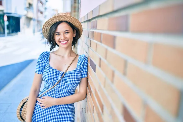 Giovane Bella Ragazza Sorridente Felice Appoggiata Muro Strada Della Città — Foto Stock