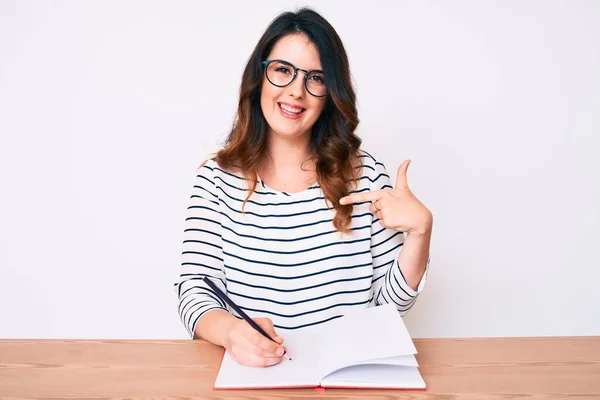 Giovane Bella Donna Bruna Che Scrive Libro Seduta Sul Tavolo — Foto Stock