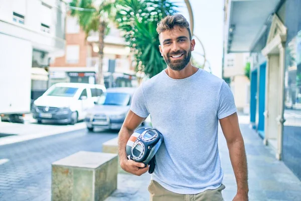 Jovem Hispânico Homem Sorrindo Feliz Segurando Motocicleta Capacete Andando Cidade — Fotografia de Stock