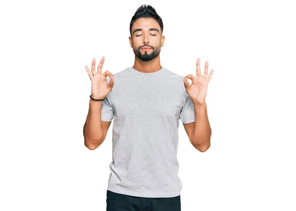 Jovem Com Barba Vestindo Camisa Cinza Casual Relaxar Sorrir Com — Fotografia de Stock