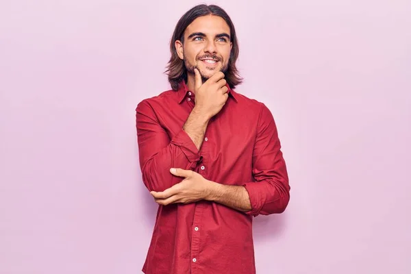 Jovem Homem Bonito Vestindo Roupas Negócios Com Mão Queixo Pensando — Fotografia de Stock