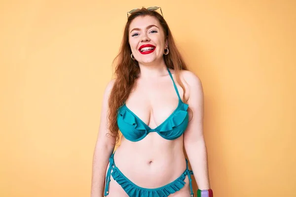 Jonge Roodharige Vrouw Draagt Bikini Die Positief Gelukkig Uitziet Glimlacht — Stockfoto