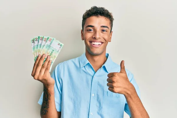 Joven Hombre Afroamericano Guapo Sosteniendo Billetes Hong Kong Dólares Sonriendo —  Fotos de Stock