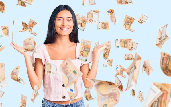 Jong Mooi Latijn Meisje Dragen Casual Kleding Vieren Gek Gek — Stockfoto