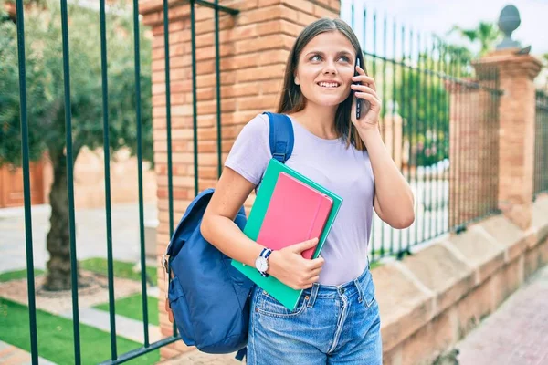 Mladý Středovýchodní Student Dívka Drží Knihy Mluví Smartphone Univerzitě Kampusu — Stock fotografie