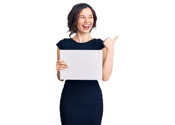 Jong Mooi Meisje Holding Leeg Banner Wijzen Duim Naar Zijkant — Stockfoto