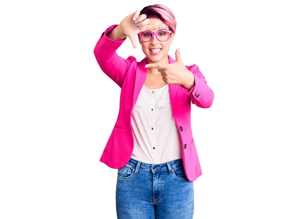 Νεαρή Όμορφη Γυναίκα Ροζ Μαλλιά Φοράει Επαγγελματικό Σακάκι Και Γυαλιά — Φωτογραφία Αρχείου