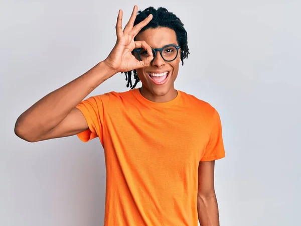 Junger Afrikanisch Amerikanischer Mann Lässiger Kleidung Und Brille Macht Geste — Stockfoto