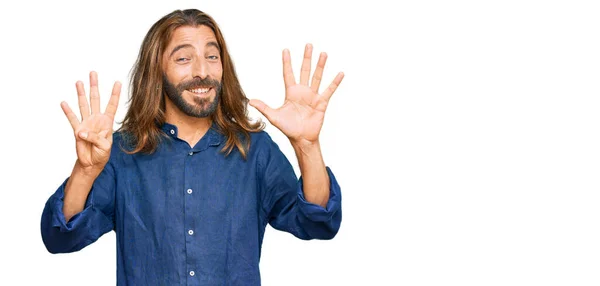 Uzun Saçlı Sakallı Çekici Bir Adam Günlük Giysiler Giyiyor Dokuz — Stok fotoğraf