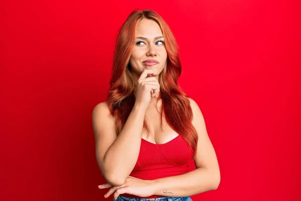 Young Beautiful Redhead Woman Wearing Casual Clothes Red Background Thinking — Stock Photo, Image