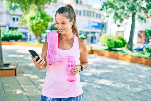 Medelålders Idrottskvinna Ler Glad Med Smartphone Parken — Stockfoto