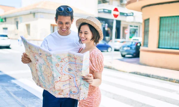 Hermosa Pareja Vacaciones Sonriendo Feliz Celebración Mapa Ciudad Calle Ciudad — Foto de Stock