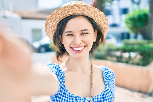 Junge Schöne Mädchen Lächelnd Glücklich Macht Selfie Von Der Kamera — Stockfoto