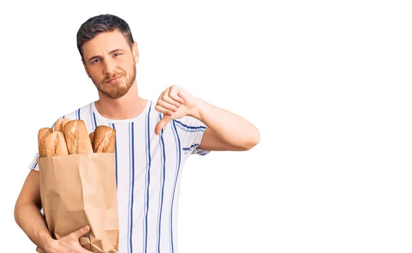 Hübscher Junger Mann Mit Bär Hält Papiertüte Mit Brot Mit — Stockfoto