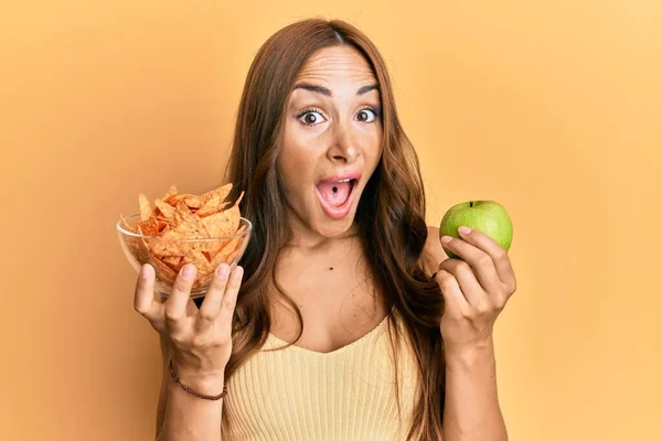 Giovane Donna Bruna Possesso Nachos Mela Verde Sana Che Celebra — Foto Stock