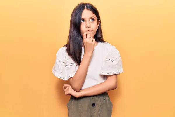 Menina Bonita Usando Roupas Casuais Pensando Concentrou Dúvida Com Dedo — Fotografia de Stock