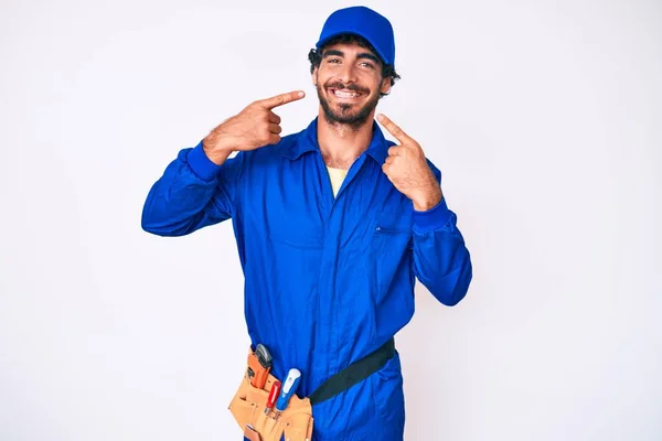 Bonito Jovem Com Cabelo Encaracolado Urso Weaing Handyman Uniforme Sorrindo — Fotografia de Stock