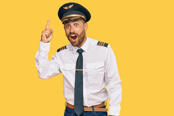 Hombre Guapo Con Barba Llevando Uniforme Piloto Avión Apuntando Con — Foto de Stock