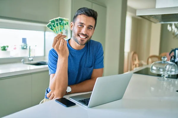 Joven Hombre Guapo Sonriendo Feliz Sosteniendo Billetes Israelíes Shekels Casa — Foto de Stock