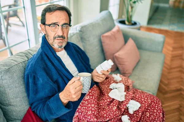 Mężczyzna Średnim Wieku Chory Przeziębienie Gorączkę Domu Chory Grypę Siedzący — Zdjęcie stockowe