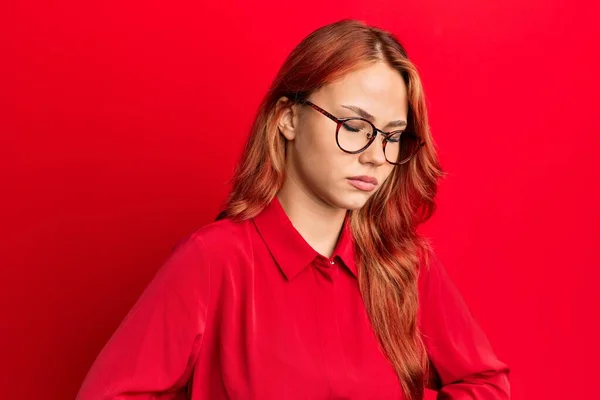 Genç Güzel Kızıl Saçlı Gündelik Kıyafetler Gözlük Takan Bir Kadın — Stok fotoğraf