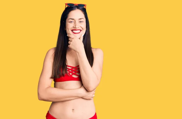 Joven Hermosa Mujer Caucásica Con Bikini Mirando Con Confianza Cámara —  Fotos de Stock