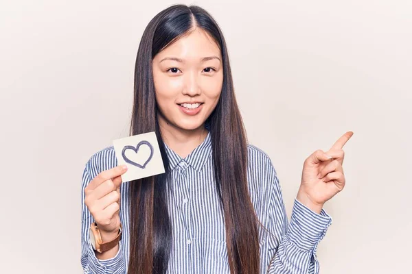 Jong Mooi Chinees Vrouw Houden Herinnering Met Hart Vorm Glimlachen — Stockfoto