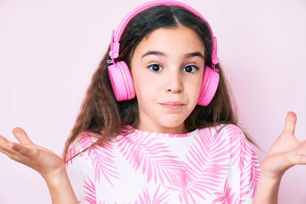 Carino Ispanico Bambino Ragazza Ascoltando Musica Utilizzando Cuffie Clueless Confuso — Foto Stock