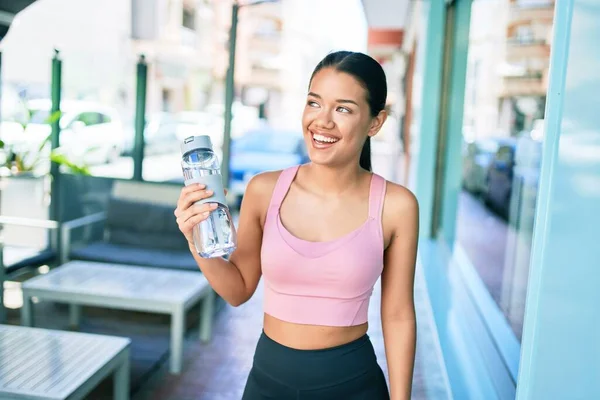 Ung Vacker Hispanic Sportig Kvinna Bär Fitness Outfit Ler Glad — Stockfoto