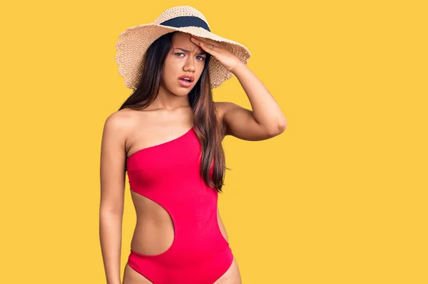 Joven Hermosa Chica Latina Con Traje Baño Sombrero Verano Sorprendido — Foto de Stock