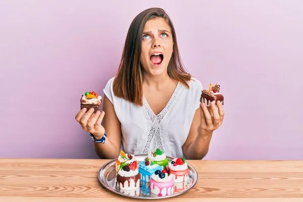 Young Caucasian Woman Holding Cake Slices Angry Mad Screaming Frustrated — Stock Photo, Image