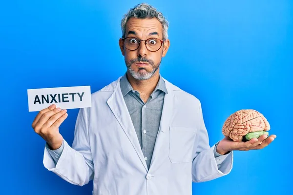 Uomo Mezza Età Dai Capelli Grigi Che Indossa Cappotto Medico — Foto Stock